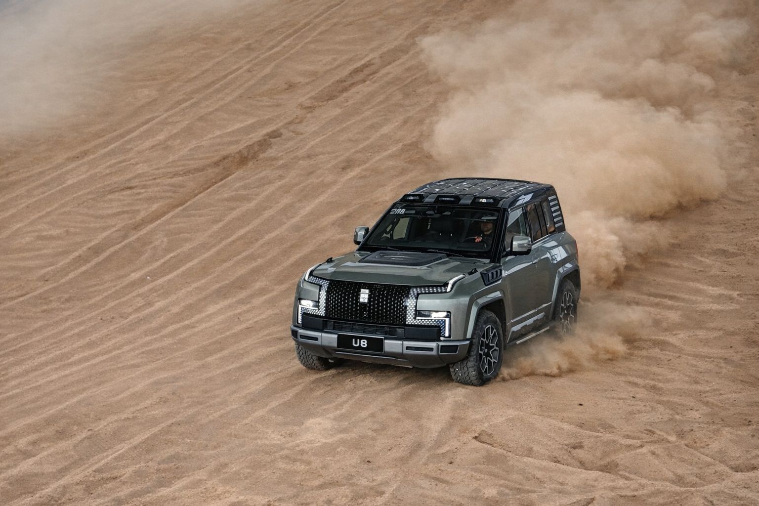 BYD YangWang U8 pe dune de nisip