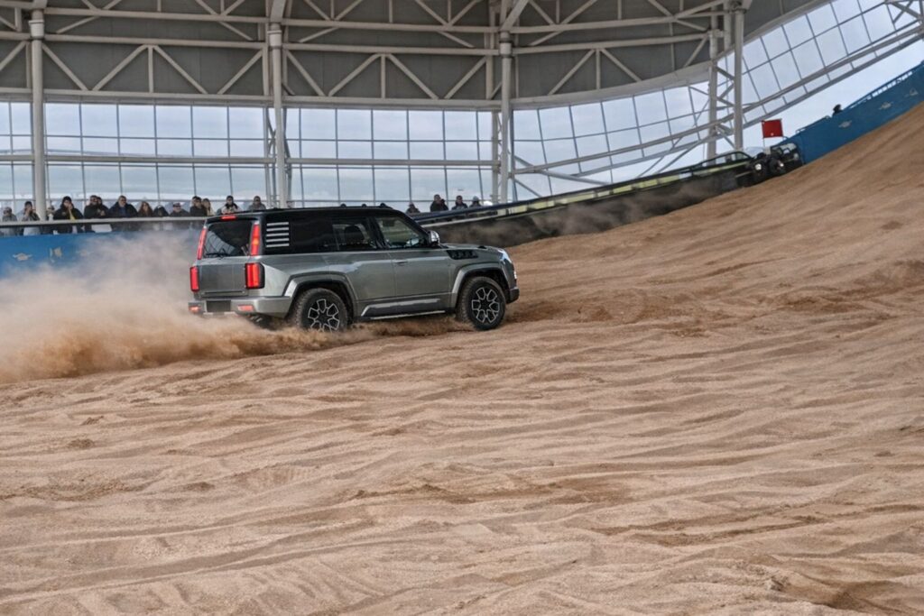 BYD YangWang U8 urca pe dune de nisip